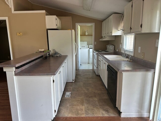 Building Photo - Nice Doublewide with Fenced in Yard