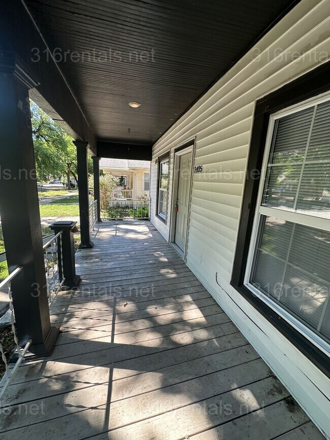 Building Photo - $1049 - 3 bedroom 1 bath - Single Family Home