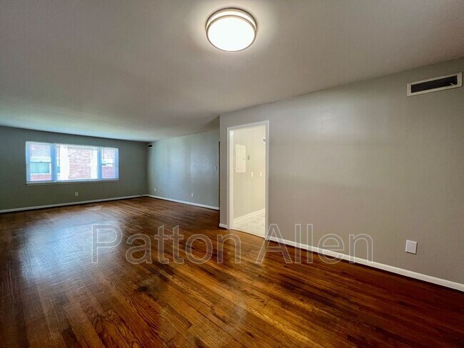 Building Photo - 1020 Hendersonville Rd