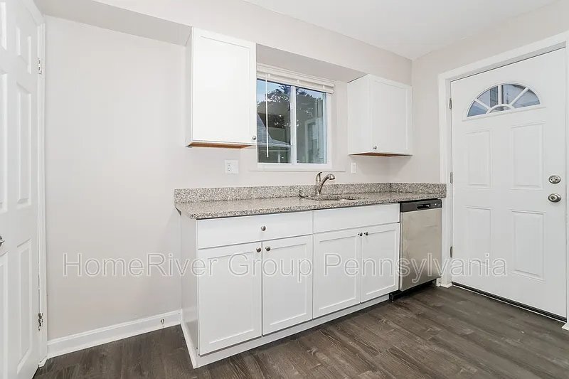 Building Photo - 2413 Collins St