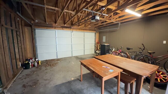 Building Photo - 3BR Home w/ 2-Car Garage | Prime Norfolk Location