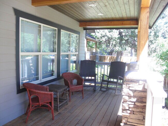 Building Photo - Live in Town