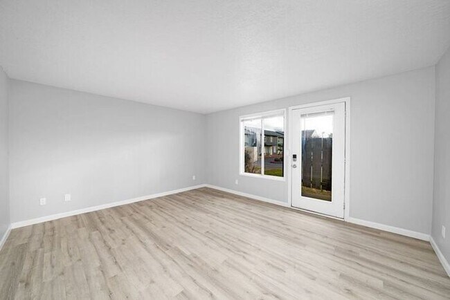 Building Photo - 2 bedroom unit. Pets OK! Lots of upgrades! Full size washer and dryer in unit!!