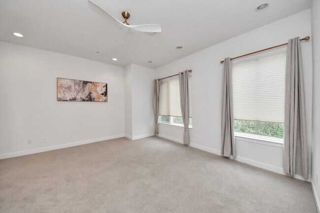 Building Photo - 1403 Delano St