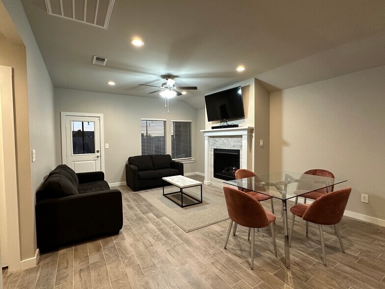 Dining/ living room - 75 Windsor Ct