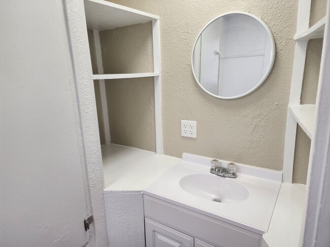 Building Photo - 213 W 9th St