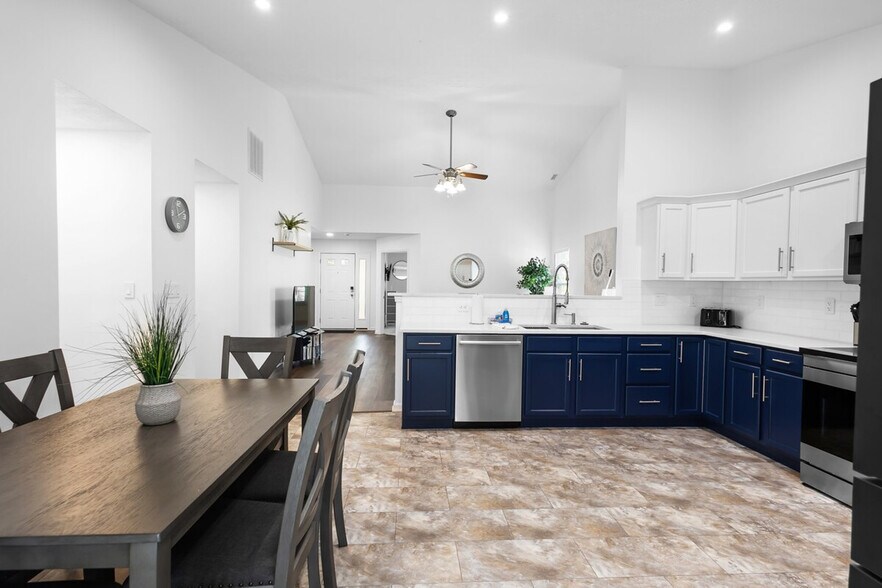 Building Photo - 11179 Catalina Dr