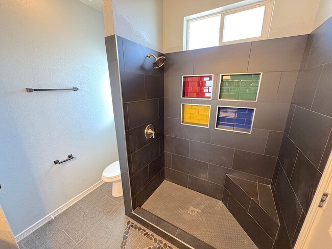 Building Photo - Gorgeous 5bed/3bath Refrig A/C with 2 Master Bedrooms!