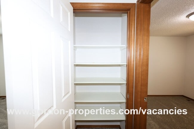 Building Photo - Webster Rd - Gladstone 2 bedroom duplex