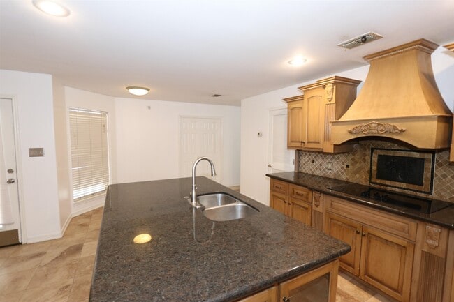 Building Photo - 609 St James Ct
