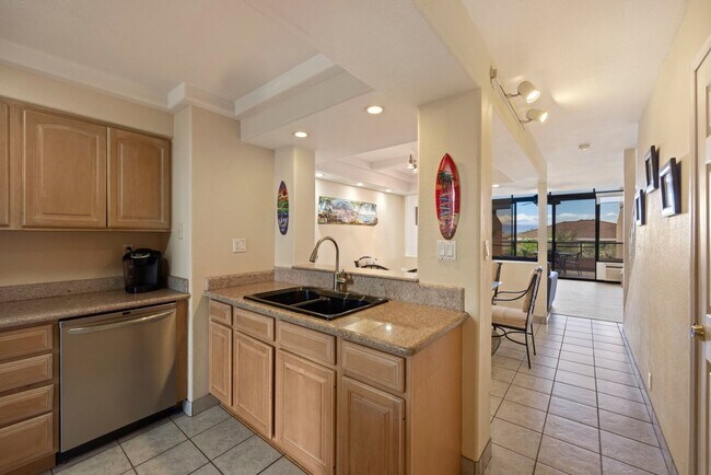 Building Photo - Stunning views, space and comfort.