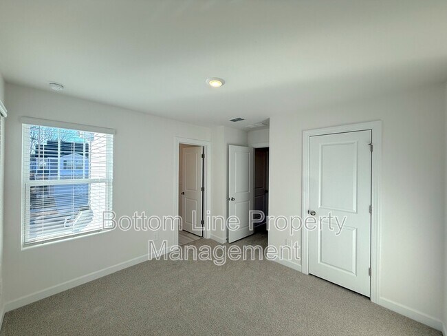 Building Photo - 8024 Hidden Spgs Trl