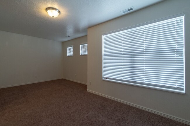 Building Photo - Hidden Valley Townhome For Rent!