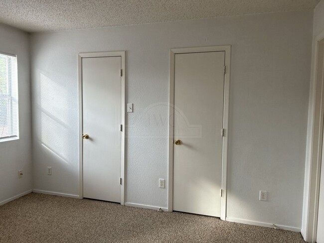 Building Photo - **2 WEEK FREE RENT***3103 Thoroughbred, Ki...