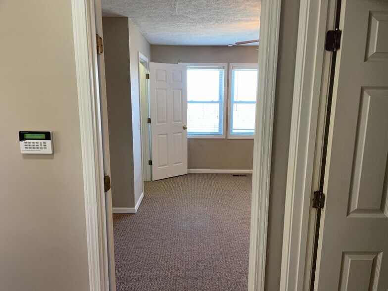 Building Photo - 8 Bay Heights Cir