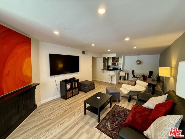 Building Photo - 8530 Holloway Dr