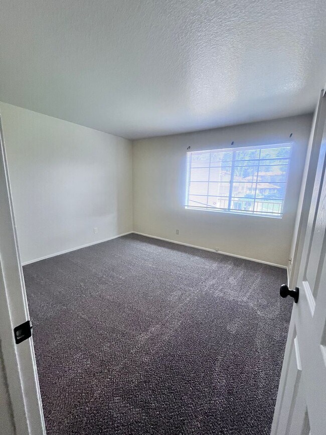 Building Photo - 3 Bedroom Condo in Mentone