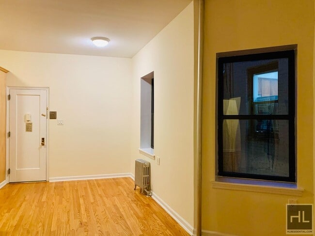 Building Photo - 212 Grand St