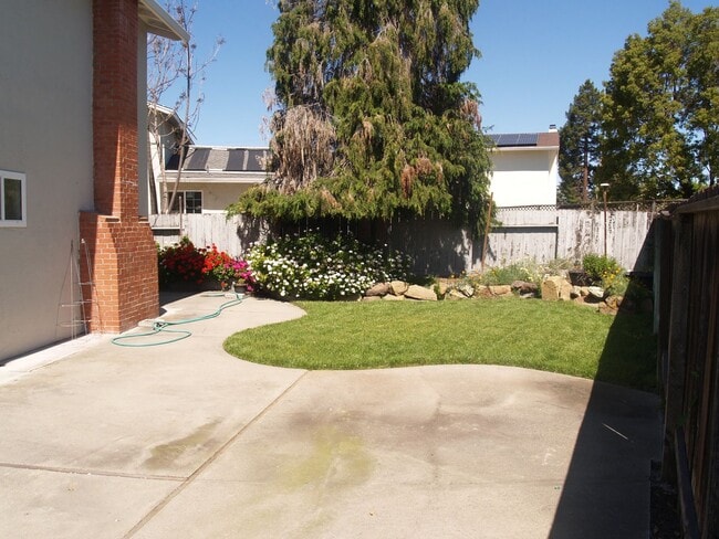 Building Photo - RENT WILL BE $3950 THROUGH MAY 2026!