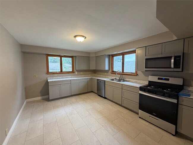 Building Photo - 4250 Harding Dr