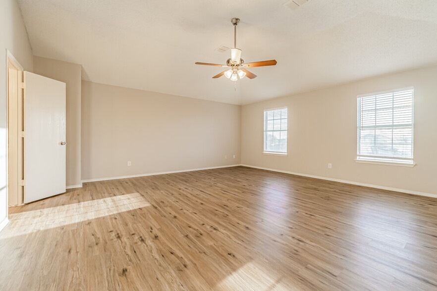 Building Photo - 813 Post Oak Trail