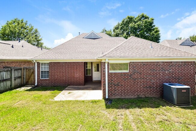 Building Photo - 8236 Clubview Dr