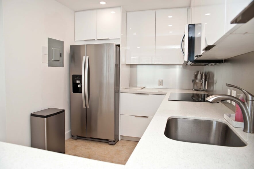 Building Photo - 3675 N Country Club Dr