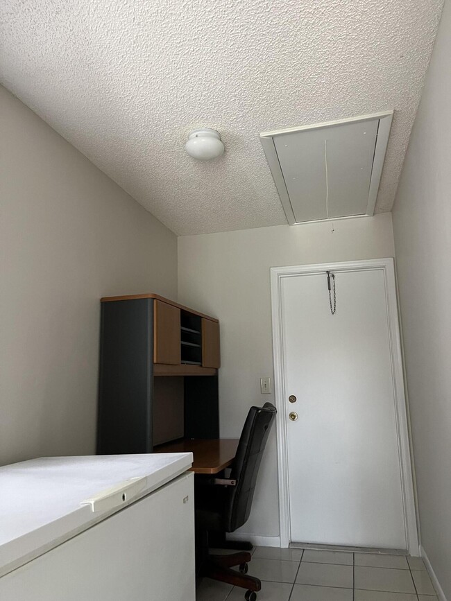 Building Photo - 9775 Sun Pointe Dr