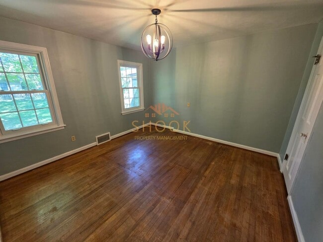 Building Photo - Cozy 3 BR Home Close to Campus and the Res...