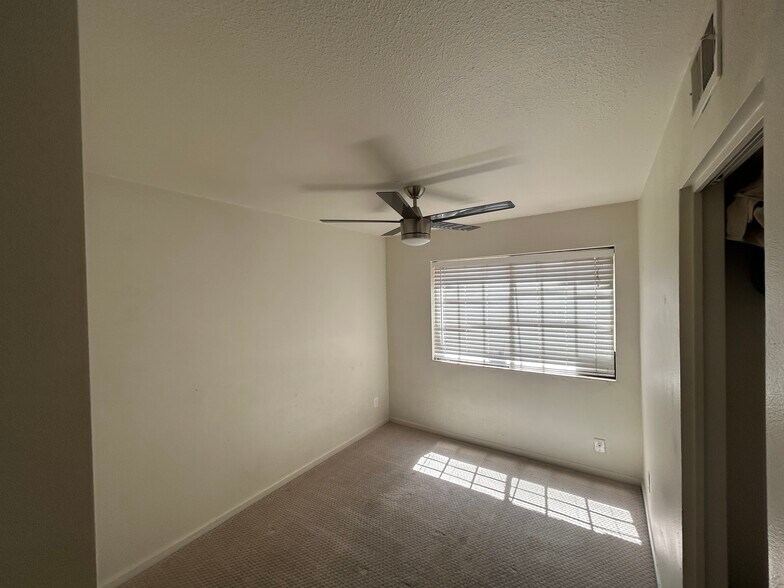 Building Photo - 1504 W La Jolla Dr