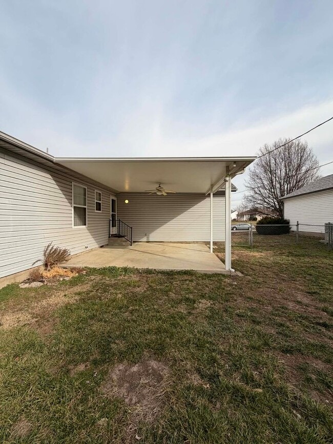 Building Photo - Beautiful 3 bedroom / 2 bathroom home withe fenced in yard in Webb City MO!!!!