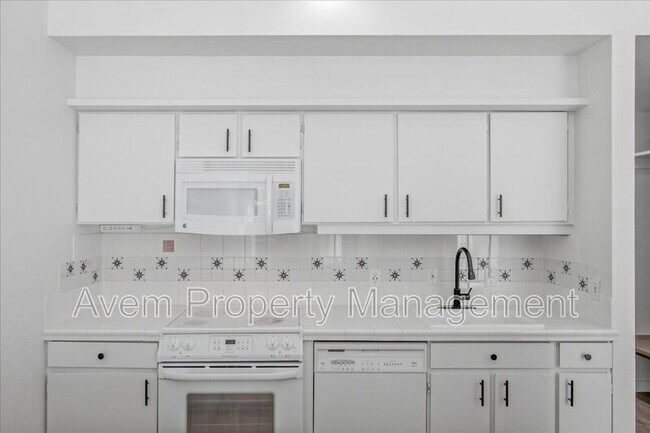 Building Photo - 4 Touchstone Dr
