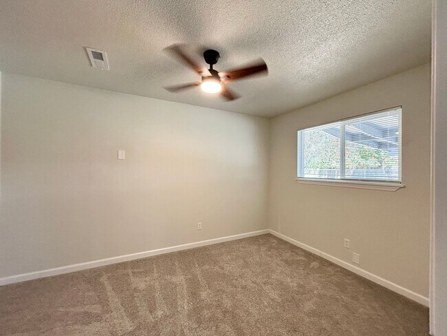 Building Photo - Freshly Updated 3 Bedroom Home with Garage, Fenced Yard & Covered Patio!