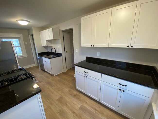 Building Photo - Fully Remodeled 3 Bedroom House!