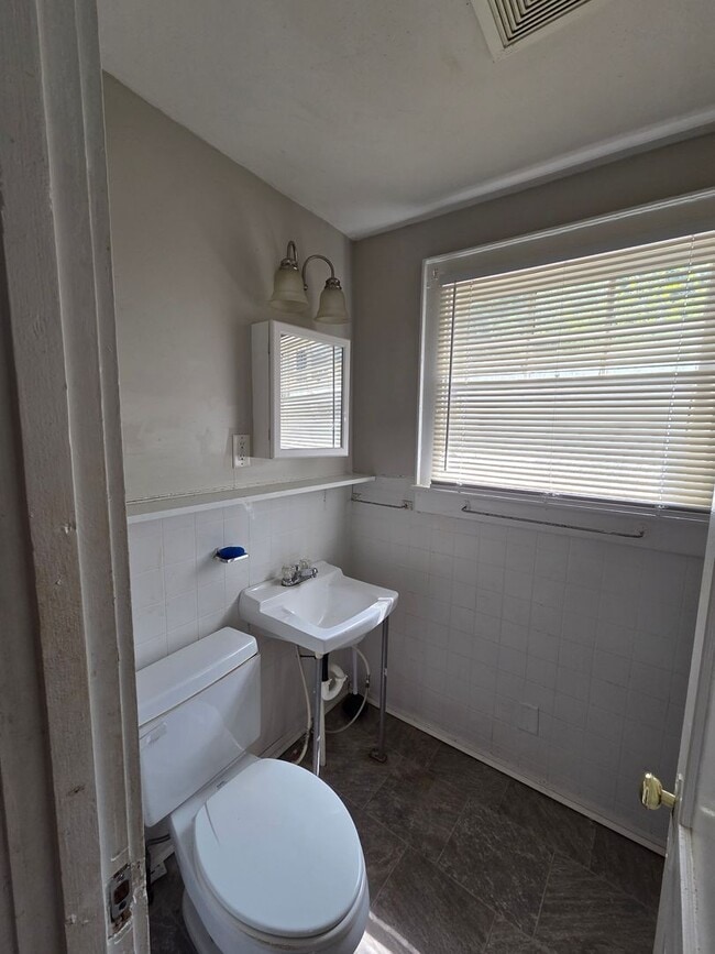 Building Photo - 3 Bedroom Home In Heart of East Ridge