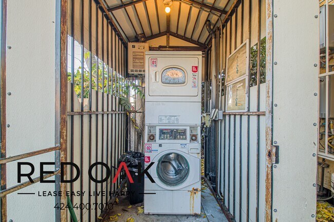 Building Photo - 731 W 46th St