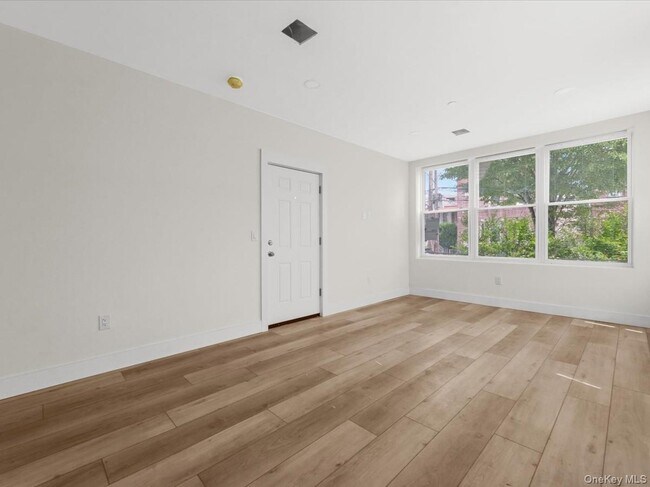 Building Photo - 910 E 226th St
