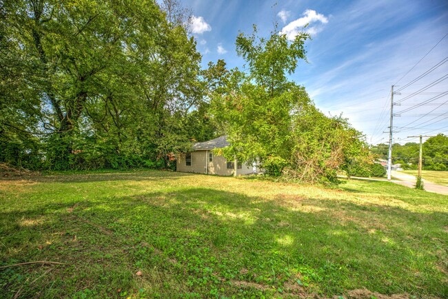 Building Photo - Knoxville 37914 - CHARMING 2 BEDROOM 1 BATH HOME WITH BONUS LOT! Contact Lisa Vineyard & Shannon ...