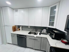 Building Photo - 400 Kings Point Dr