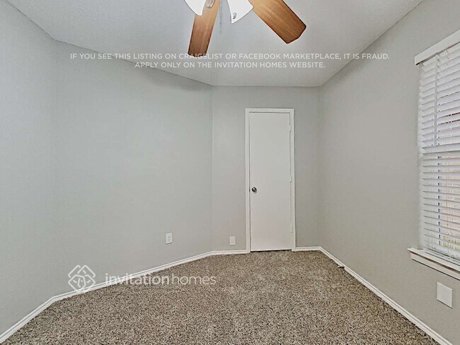 Building Photo - 300 Blueleaf Dr