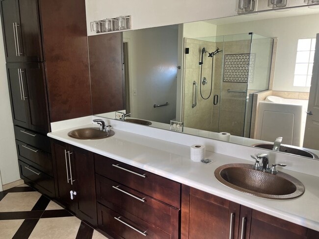 Building Photo - 3721 S Hawthorn Dr