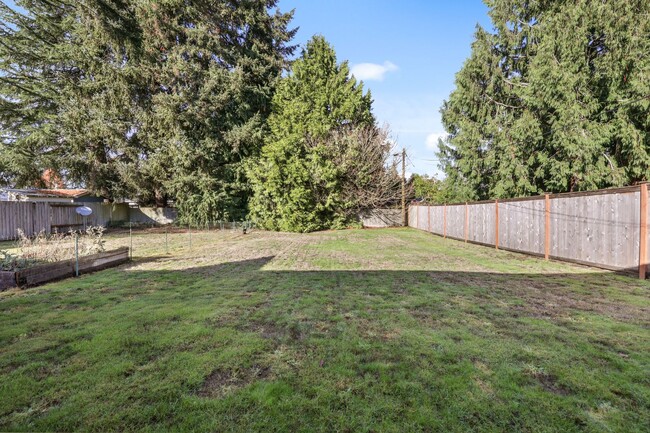 Building Photo - Move in ready! Charming Duplex in Tumwater...