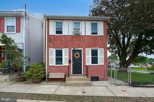 Building Photo - 1102 Lancaster Ave
