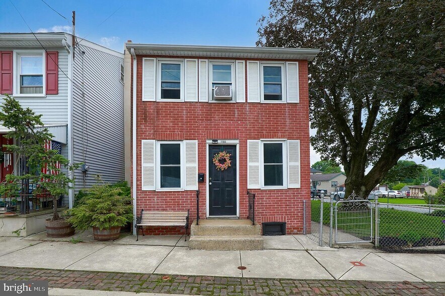 Front Entrance - 1102 Lancaster Ave