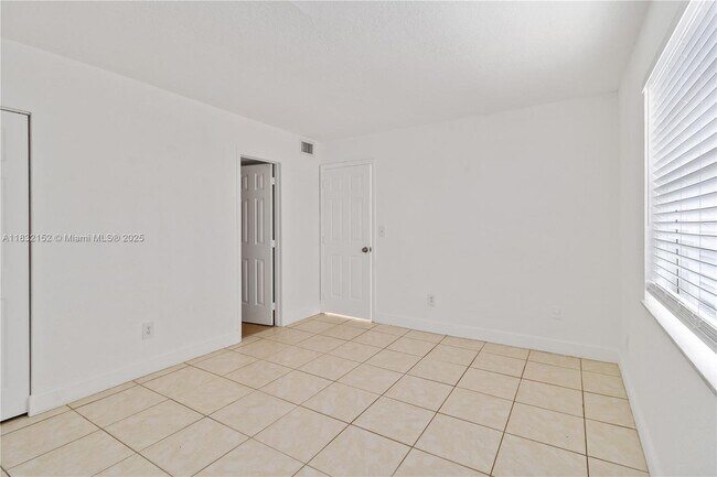 Building Photo - 1095 W 77th St