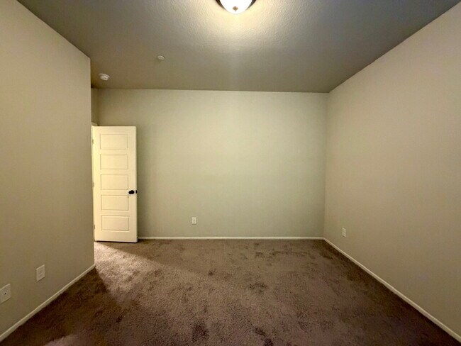 Building Photo - GATED 4 BED 2.5 BATH 2 CAR GARAGE SINGLE FAMILY HOME w/ LOFT, BEDROOM DOWNSTAIRS, NEXT TO COMMUNI...