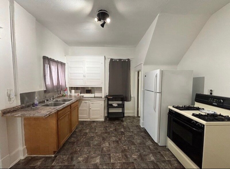 Building Photo - 2344 Elm St