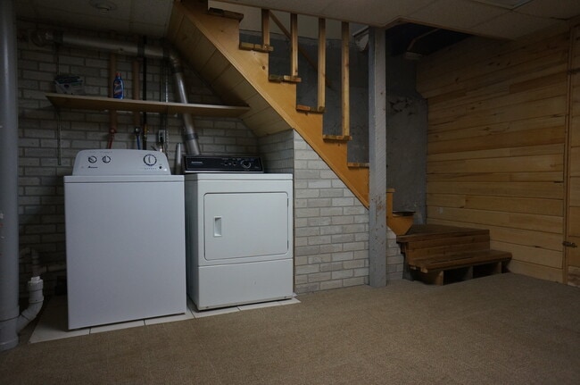 Building Photo - AVAILABLE JUNE - 5 Bed 2 Bath In East Hillside