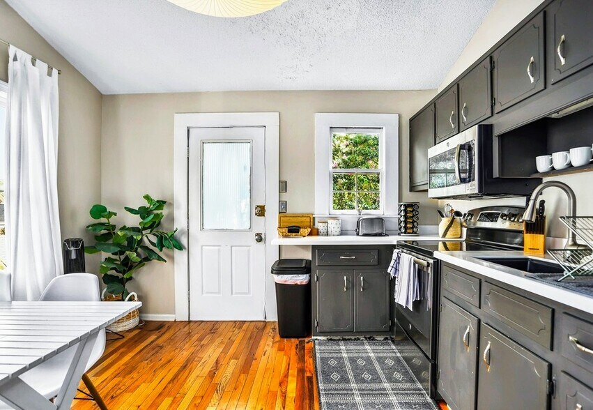 Building Photo - 66 Howell St NE