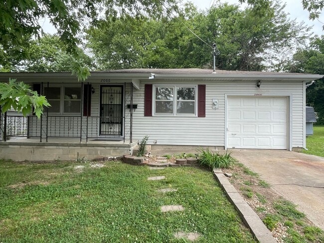 Primary Photo - Updated 3 bed/1 bath home! With a 1 car ga...